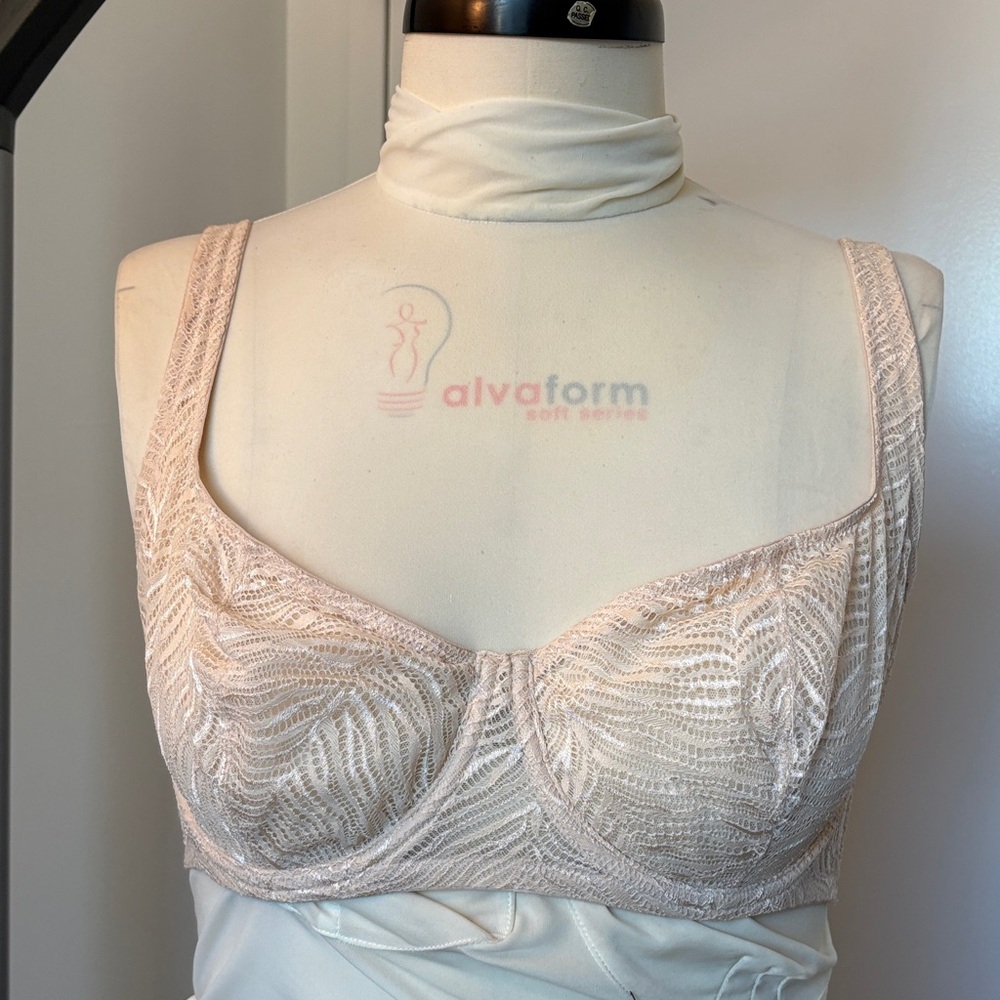 Victoria's Secret Elegant Cream Bra